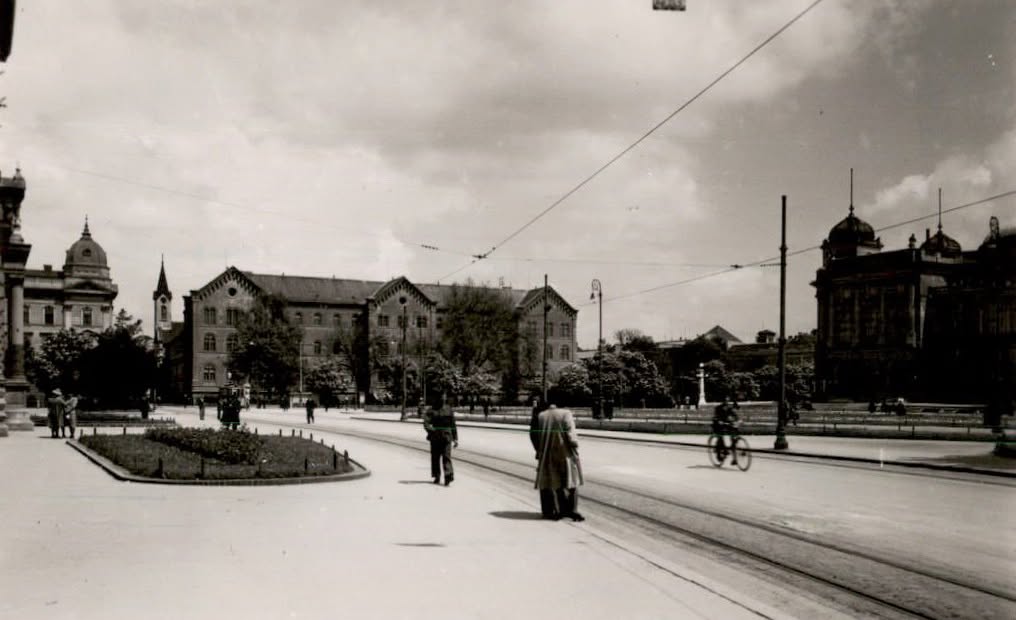 Trg I. (današnji Trg Republike Hrvatske) Pogled na Hrvatsko Sveučilište 1940-ih godina